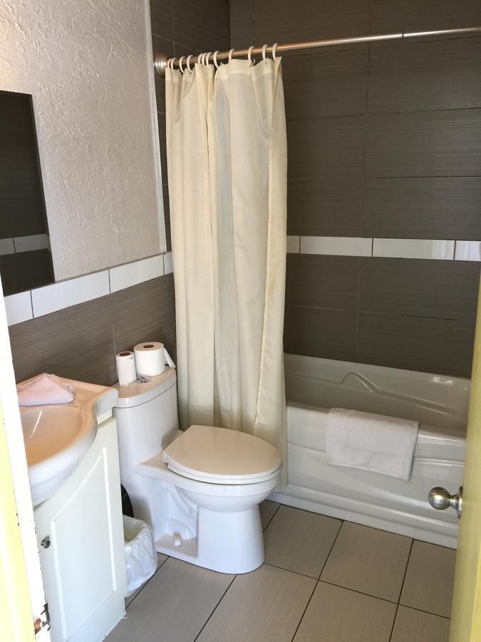 Motel La Siesta De Gascon Terrebonne Eksteriør bilde